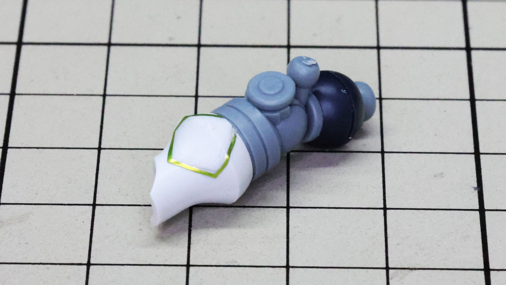 上腕装甲のゴールドラインをシールで再現します