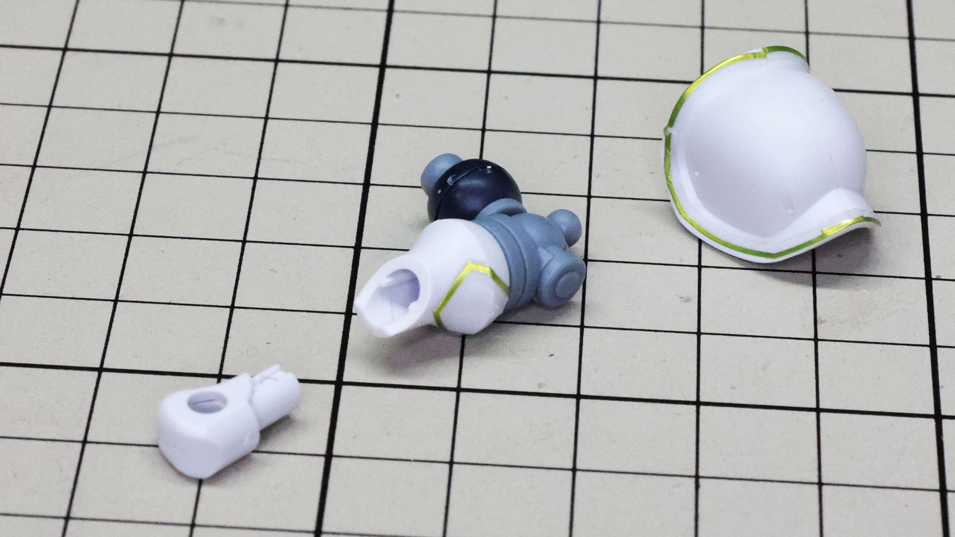 肩アーマーの外周もシールを貼り付けます