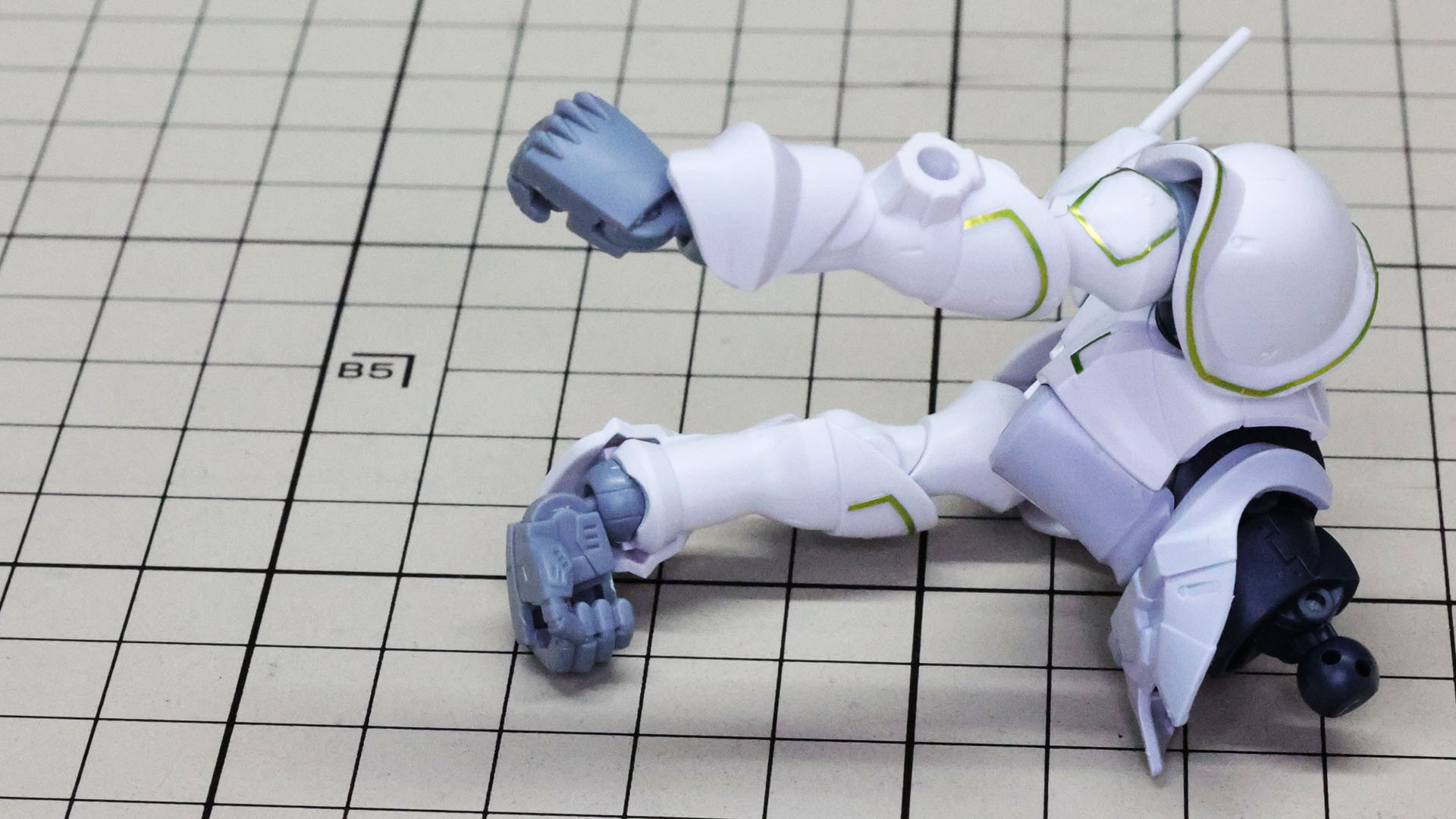 突き攻撃を表現するためハンドは回転機構を持っています