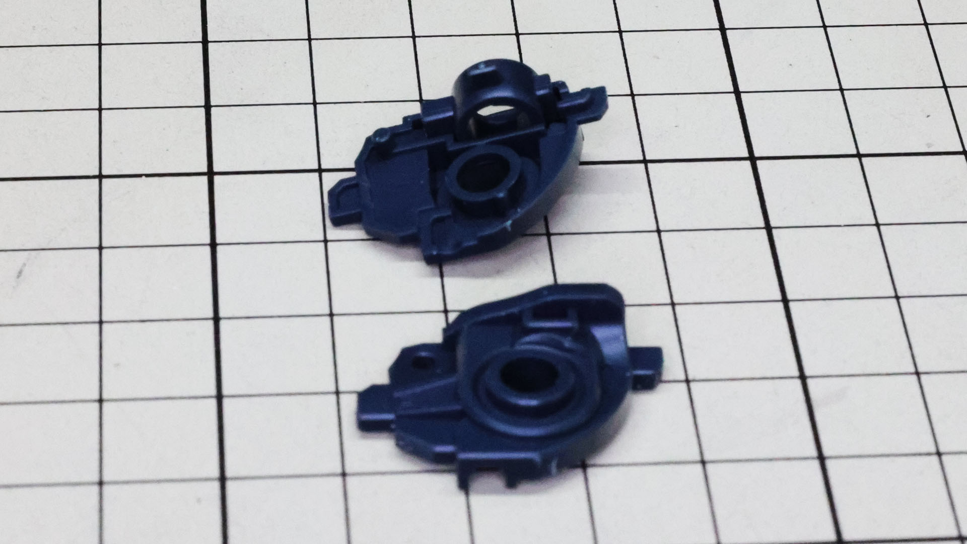 中心となるメカフレームには胴体部を接続する軸穴のパーツが組み込まれます