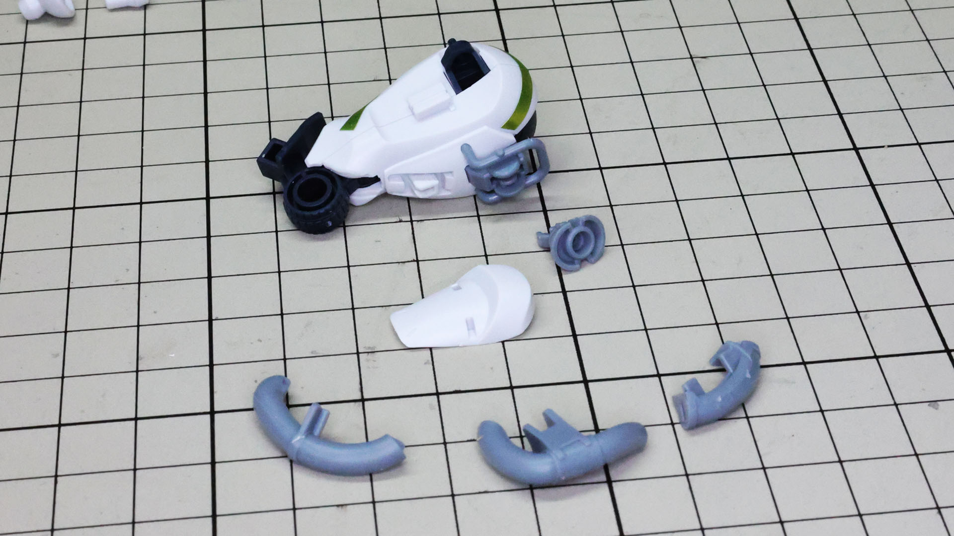 パイプ状パーツとノズルを組み込んでいきます