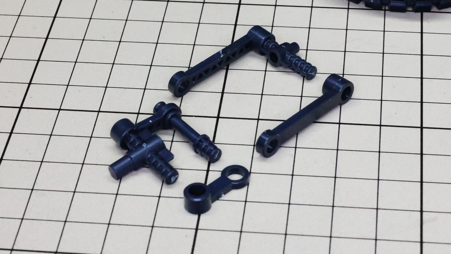 シールド用のハンドグリップを組んでいきます