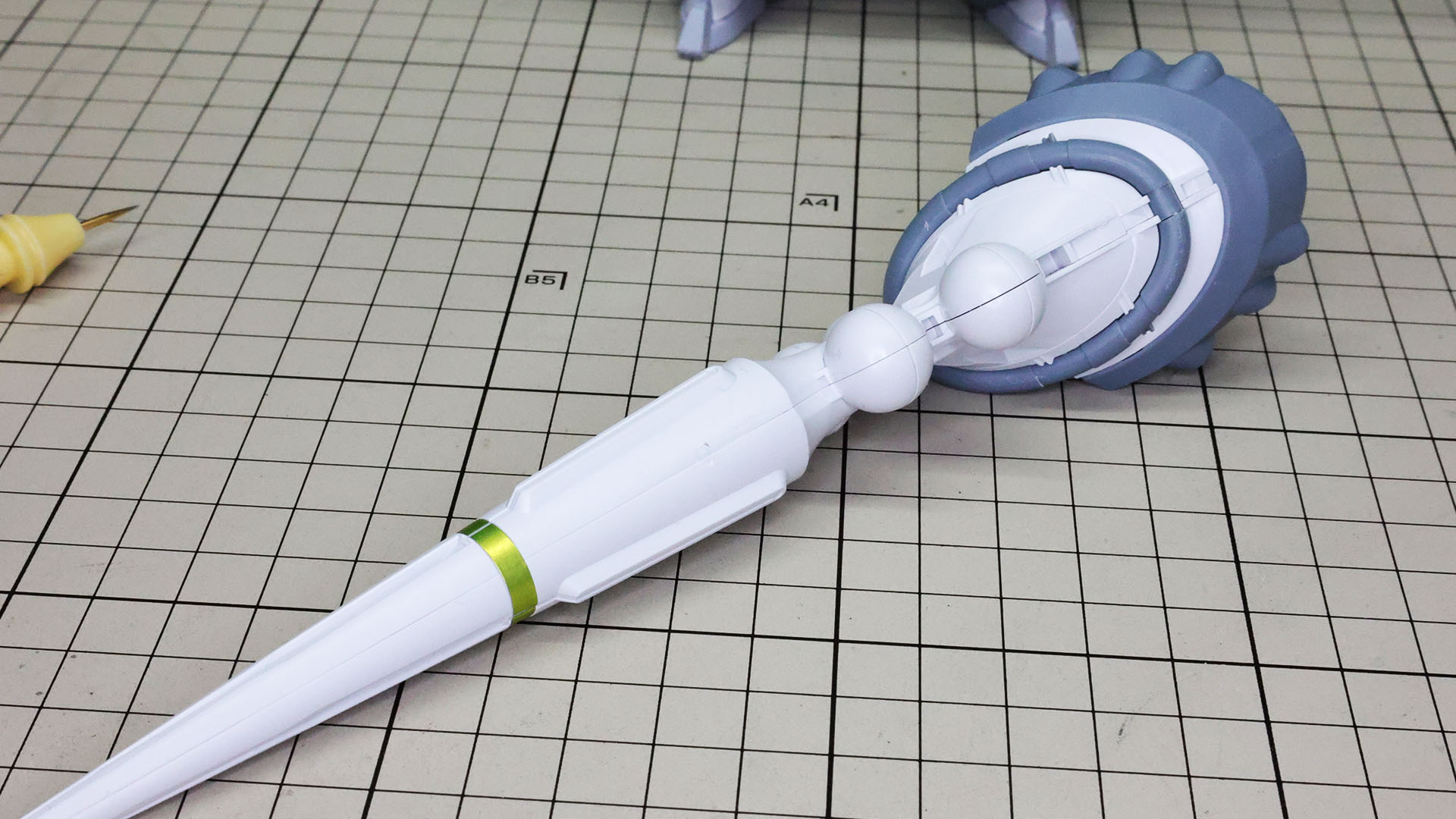 スピア中ほどにはゴールドラインのシールを貼りこみます