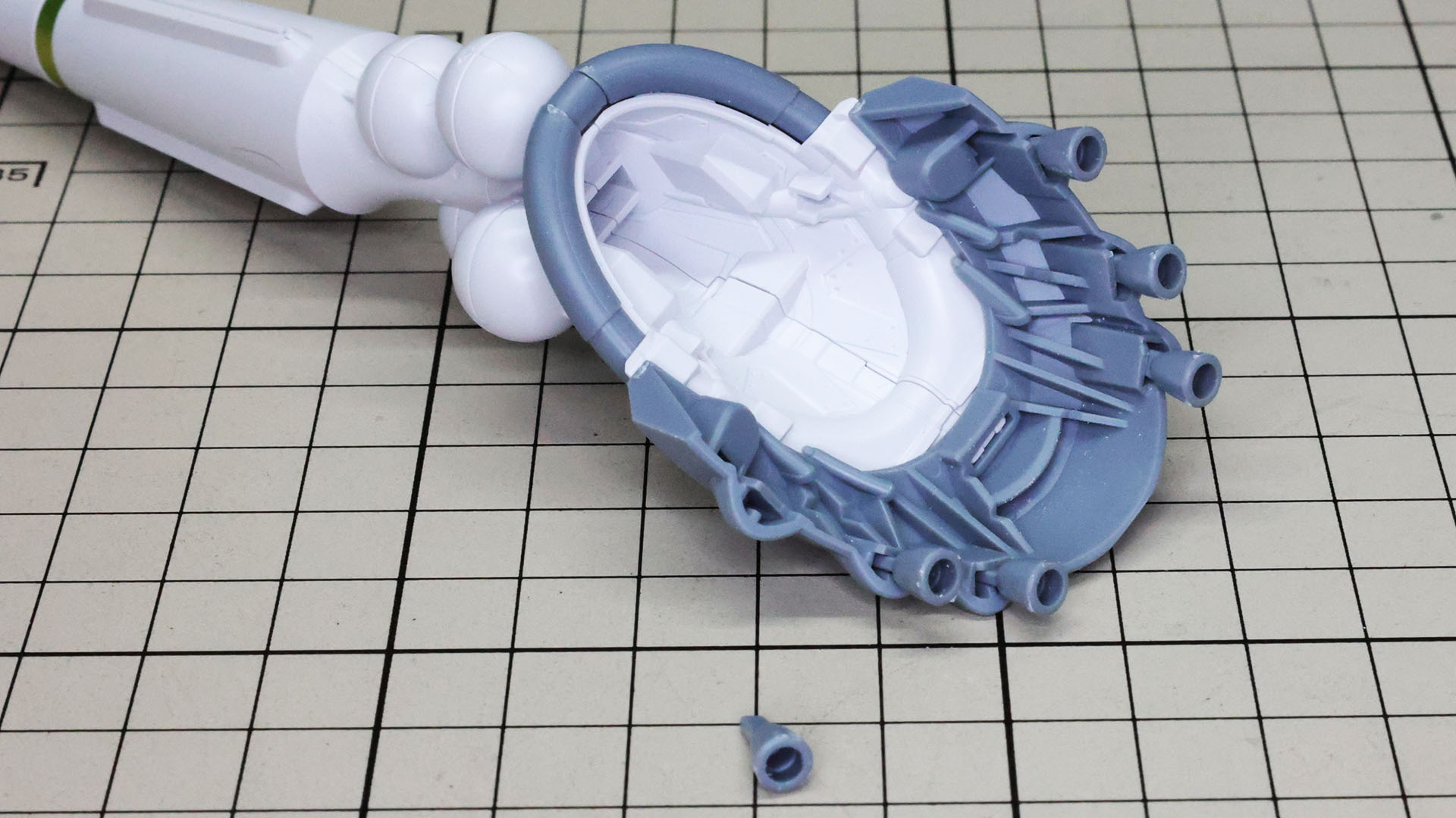 メカフレームに6基のノズルを組み付けていきます