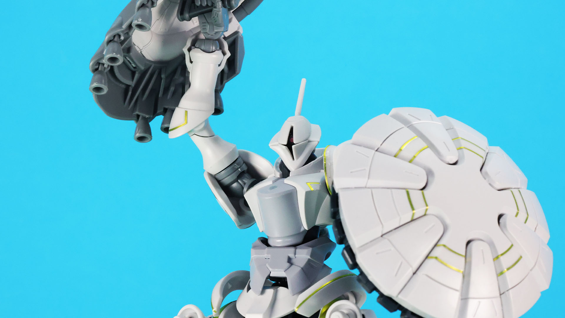 機体の全高を超える長さのハクジを振り回す！