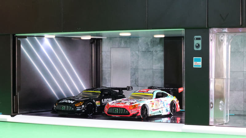 左：グッドスマイル 初音ミク AMG 2024Ver.、右：レオン ピラミッド AMG