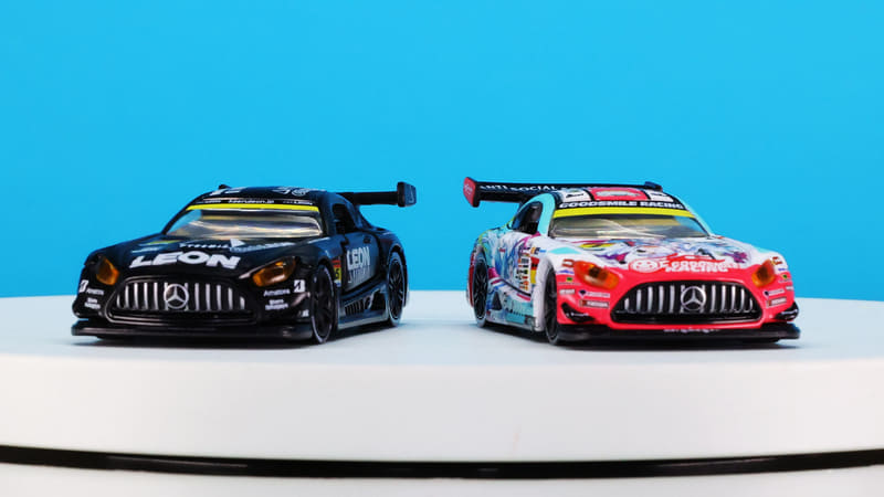 「LEON RACING」（左）と「GOODSMILE RACING ＆ TeamUKYO」（右）がラインナップ