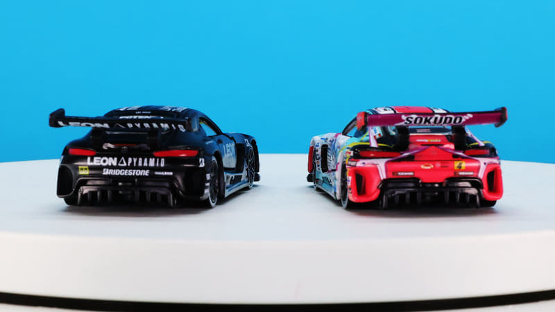 メルセデス AMG GT3の特徴的な大きなインテイクグリルを持つフロント