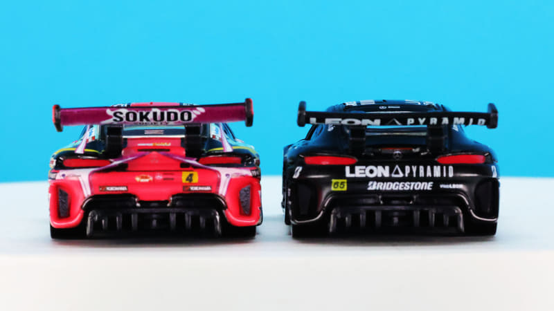 巨大なリアウイングとワイド＆ローなスタイルのリア