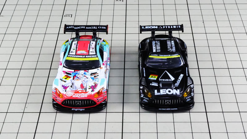 フロント：華やかさと渋さを表現するカラーリングとプリントが施されています