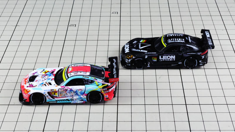 サイド：びっしりとロゴ類がプリントがされています