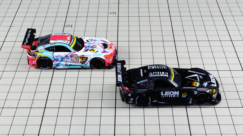 リア：大型のリアウイングが装備されています