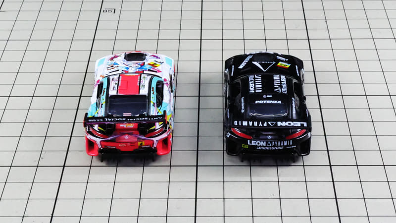 リア：大型のリアウイングが装備されています