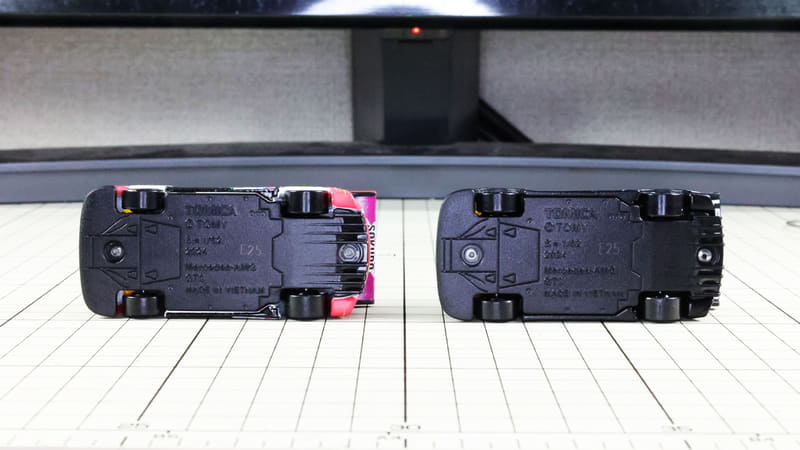 シャーシ：リアのディフューザーがレーシー！前後タイヤの幅の違いにも注目！