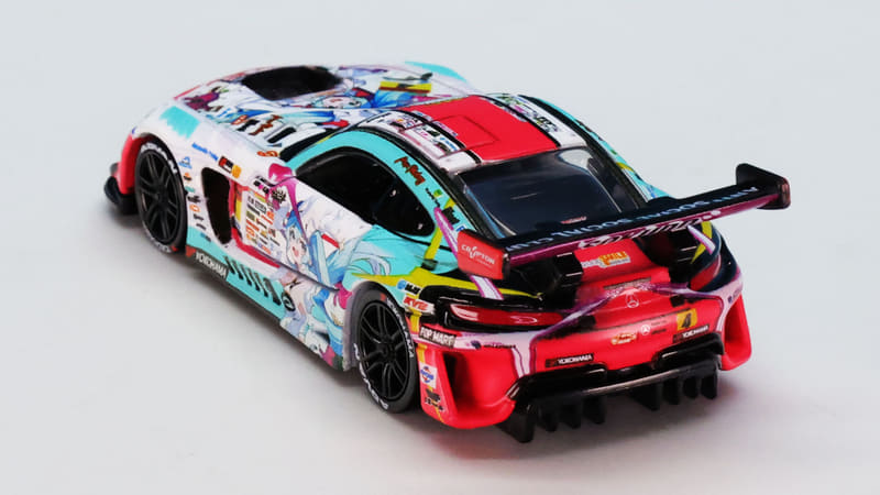 華やかな加飾はフロントからリアにまで全周にわたって及びます