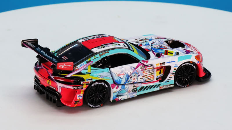 華やかな加飾はフロントからリアにまで全周にわたって及びます