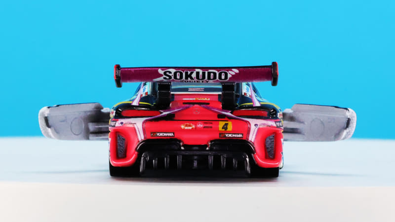 えぐれたフロントセクションの中によくドア開閉機構を盛り込んだものです