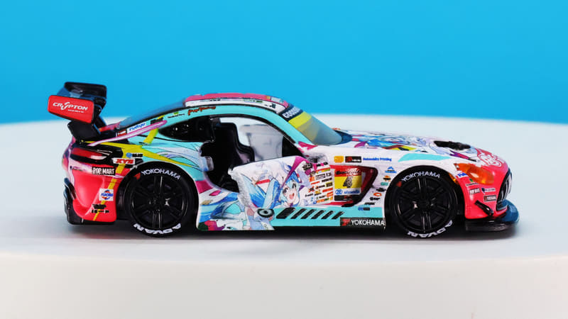 えぐれたフロントセクションの中によくドア開閉機構を盛り込んだものです