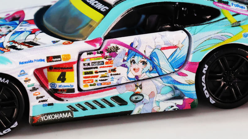 多数のスポンサーステッカーでびっしりのサイドのプリントもすばらしい精度！