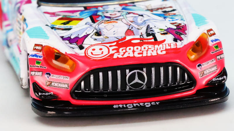 フロントのインテイクグリルの縦スリットの塗分けがシャープです