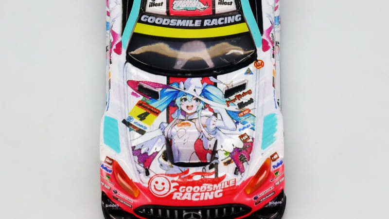 ボンネットフードにも大きくレーシングミクがプリントされます