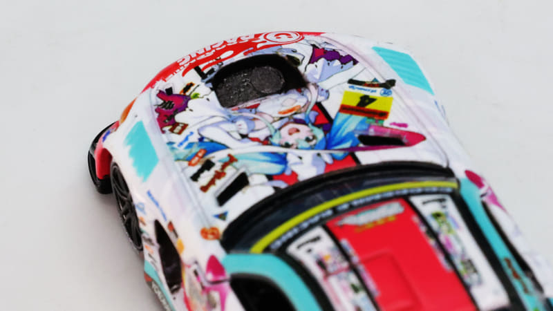 ボンネットフードにあるエアーアウトレットも深さがあってシャープ。奥にあるモールドにも注目！