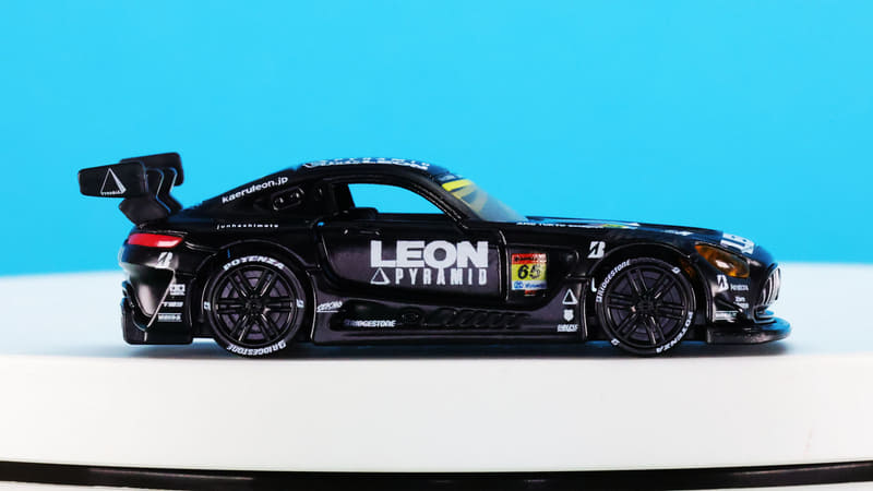 精悍でレーシーなイメージがメルセデス AMG GT3のイメージとぴったり合う！