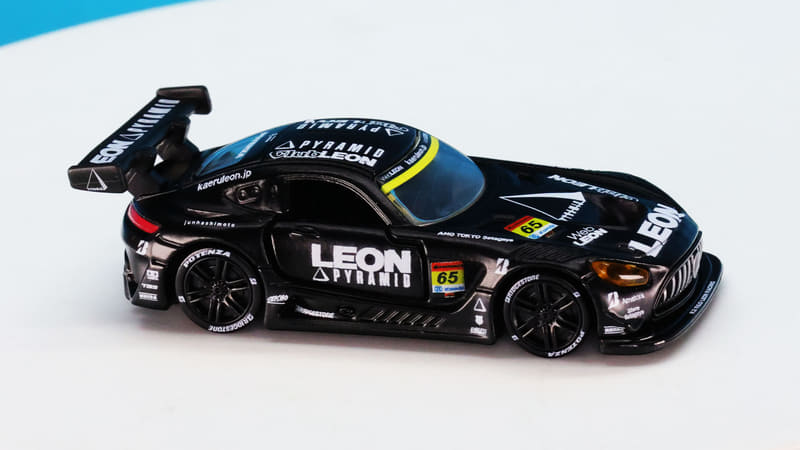 過度な加飾を行わずモノトーンに近い印象が大人な雰囲気