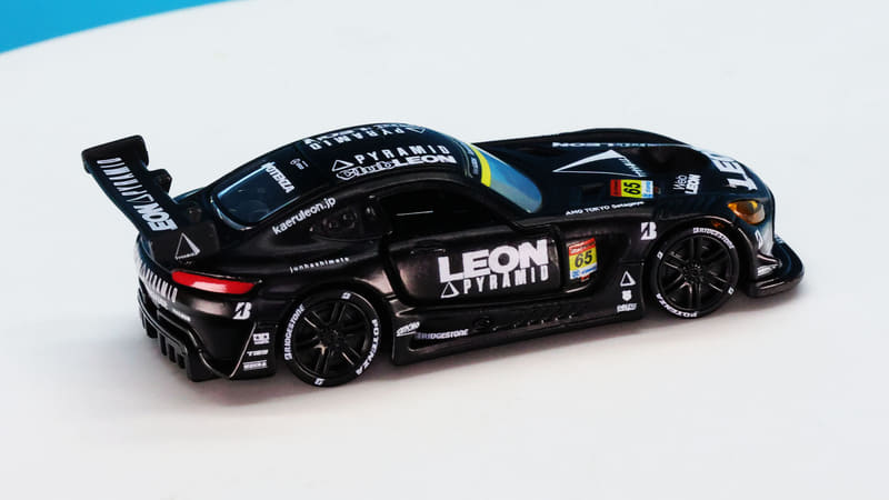 スポンサーロゴはほぼホワイトカラーで描きこまれます