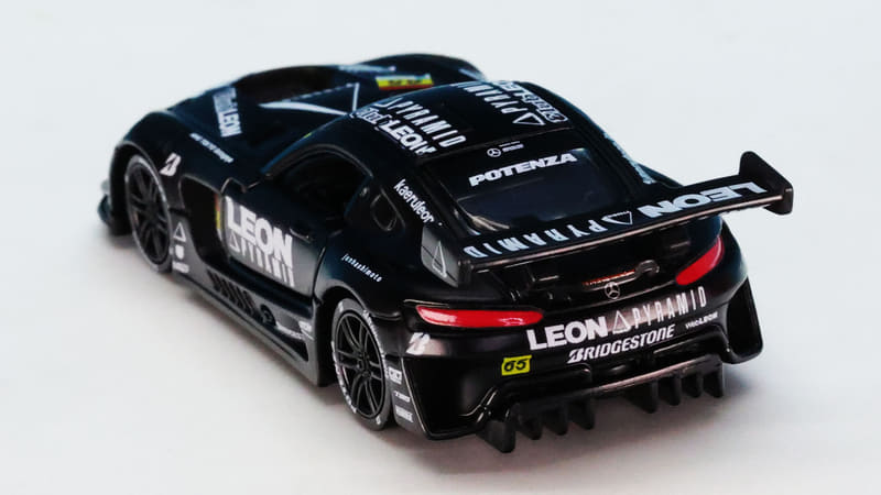 スポンサーロゴはほぼホワイトカラーで描きこまれます