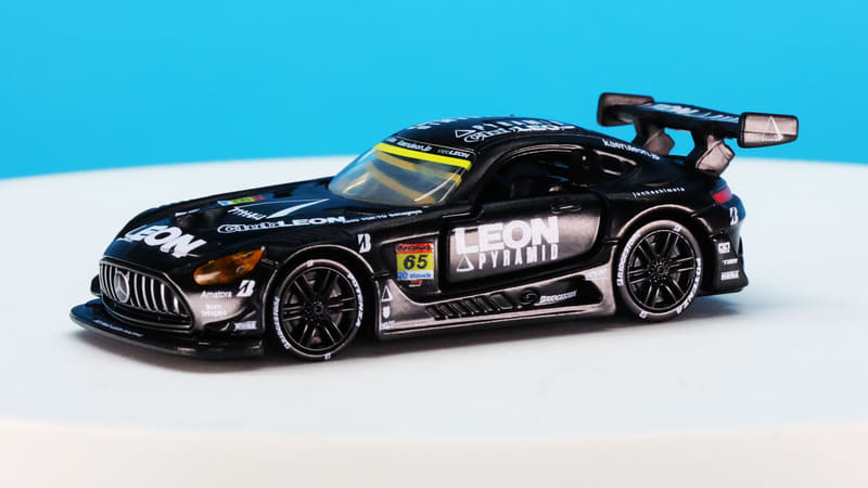 リアウイングを保持するステーの形状もシャープに再現しています