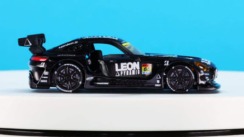 そのため正面から見るとLEON ピラミッドのロゴがはっきり見えます