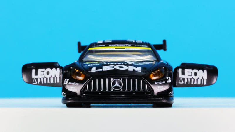 そのため正面から見るとLEON ピラミッドのロゴがはっきり見えます