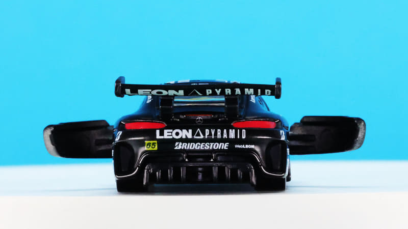 スーパーGT車両のドアは上下に結構小さいのがよくわかる形です