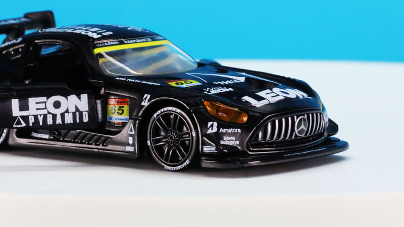 フロントもちょっとだけ見ていきましょう。GT300クラスなのでヘッドライトはクリアーイエローです