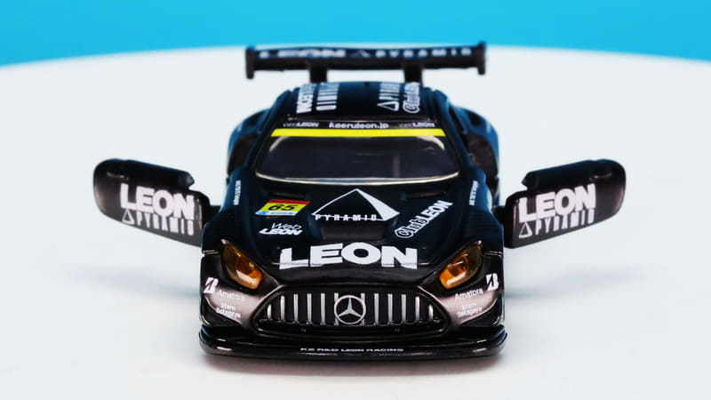 ヘッドライトはバルブのようなモールドもあって見る角度で表情が変わって楽しい部分です