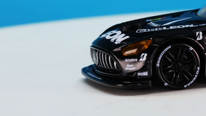 フロントリップがドン！と結構前方に伸びているのがわかります。フロントサイドのカナードと共に空力性能を高めます