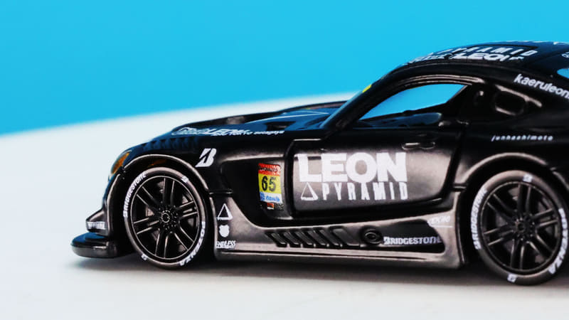 左右ドア下のエアロ形状（スリット）もシャープに再現しています