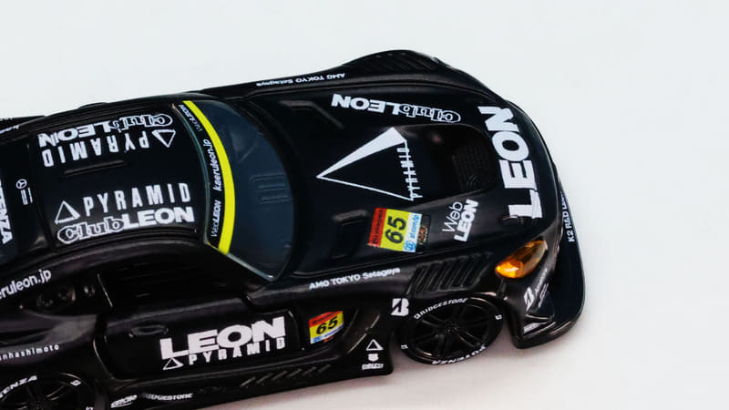 フロントフェンダー後部のエアーアウトレットのえぐれのRにそったプリントも驚異的ですね