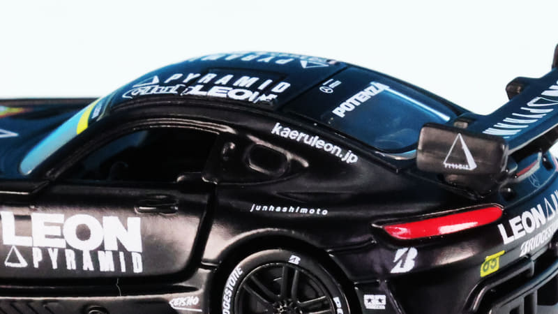 テールライトのシャープな塗分けとメルセデスのスリーポインテッドスターのプリントが際立ちます