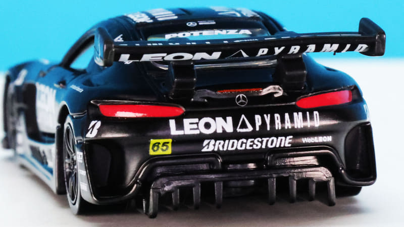 テールライトのシャープな塗分けとメルセデスのスリーポインテッドスターのプリントが際立ちます