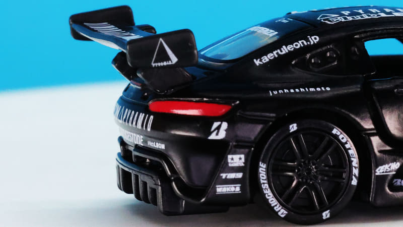 リアウイングサイドにもプリントされます。リア下部のディフューザー形状もシャープですね