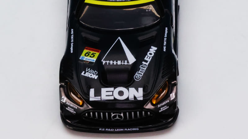 ボンネットには大きく“LEON”と“ピラミッド”、カーナンバー65がプリントされています