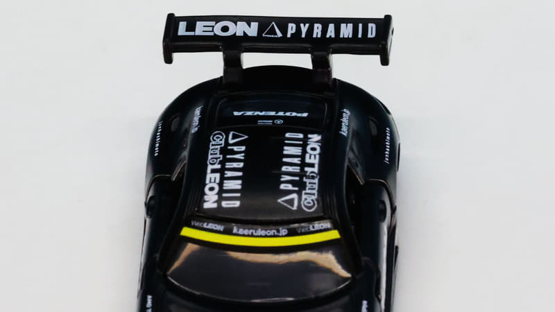 ルーフやリアウイングのプリントもシャープです！