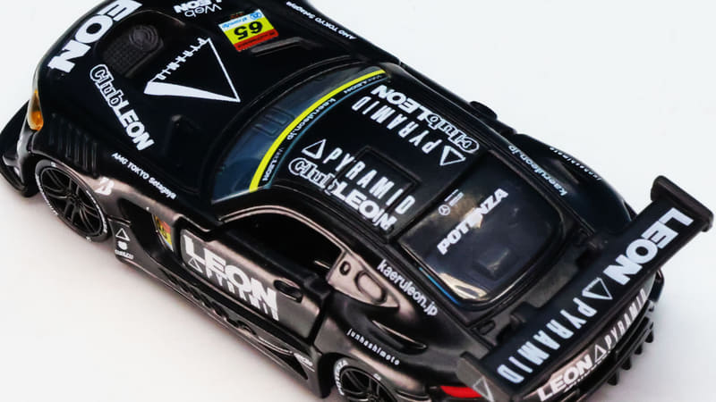 リアガラスの上にもメルセデスとブリヂストンのロゴがあり手が込んでいます