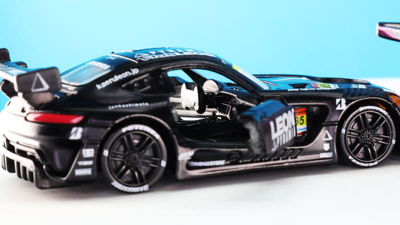 ドアを開けてコックピットを確認。円形ではないレーシーなステアリングが浮かび上がります！