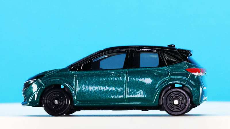 キュッと引き締まったカタマリ感のあるボディーシェイプをトミカで表現