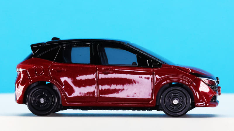 手の中にすっと収まる手触り感が楽しく、触っただけでそのクルマのキャラクターがわかります