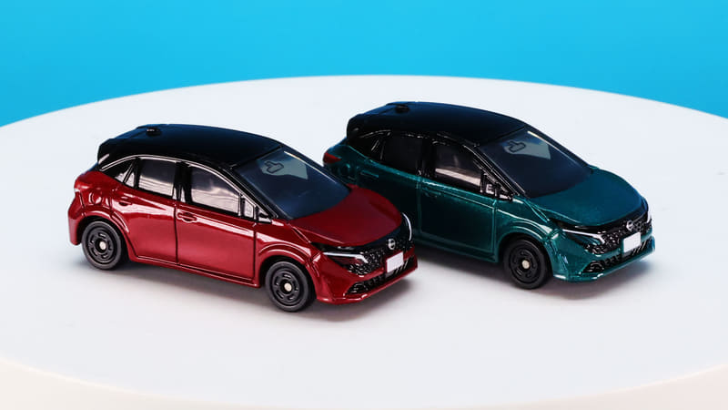 フロントからルーフを通るラインがなだらかですね