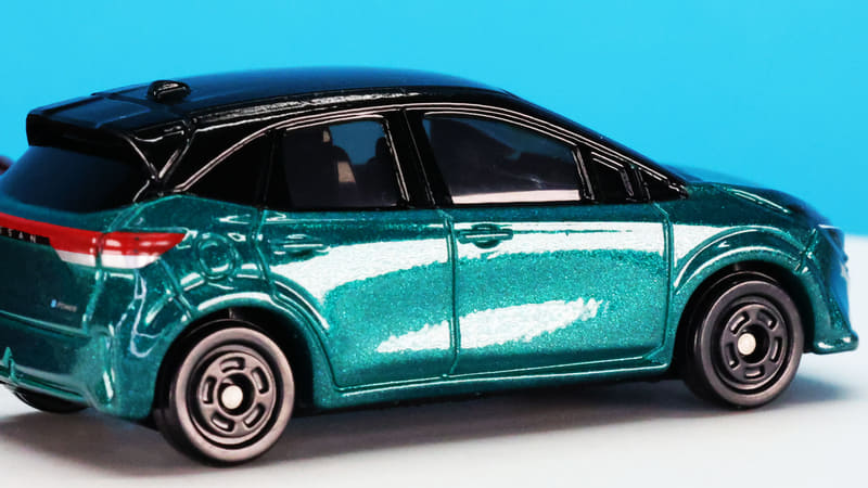 クルマのサイドのキャラクターラインも浮かび上がります